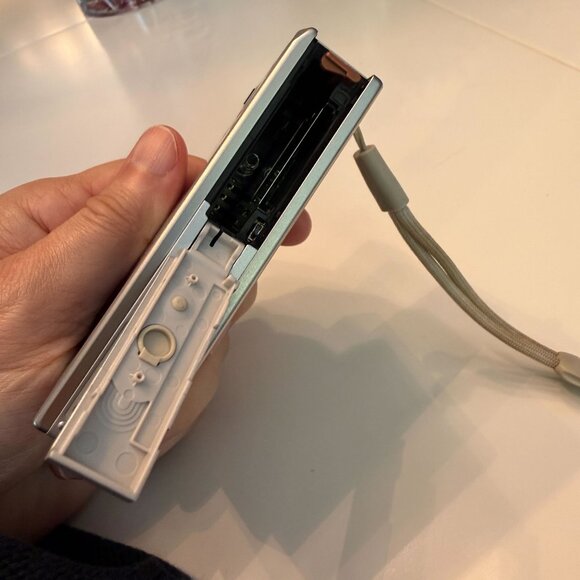 Canon PowerShot SD1000 Digital Elph 7.1 camera bundle - TESTED WORKING - Picture 11 of 16